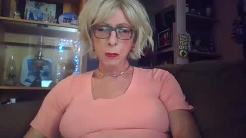 Snapshot of girlinrock chatting on 12/22/25, 01:57 Girlinrock online show from 12/22/25, 01:57