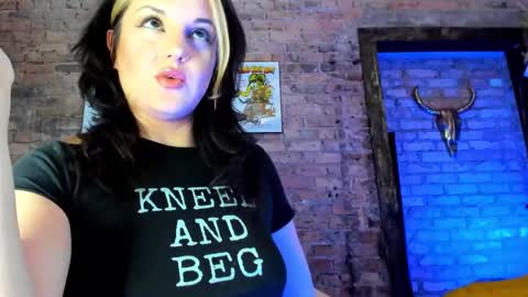 Snapshot of girlnamedcheese chatting on 01/20/25, 10:15 Cheese online show from 01/20/25, 10:15