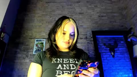 Snapshot of girlnamedcheese chatting on 01/21/25, 01:18 Cheese online show from 01/21/25, 01:18