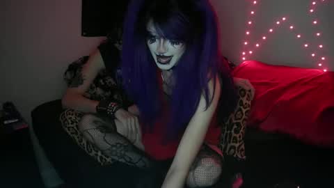 Snapshot of gl00my_gh0ul chatting on 10/27/25, 03:21 Gloomy online show from 10/27/25, 03:21