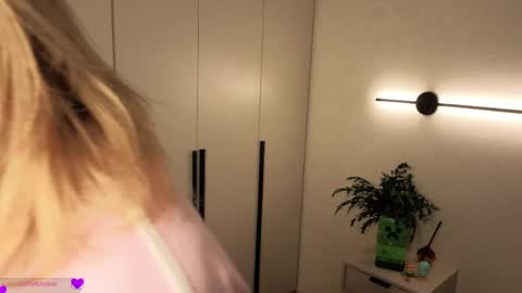 Miroslava friends call me Mira  online show from 04/08/26, 03:39