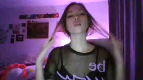 Snapshot of glitter_doll chatting on 01/28/25, 05:56 glitter_doll online show from 01/28/25, 05:56