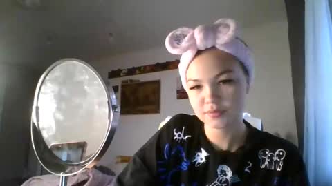 Snapshot of glitter_doll chatting on 01/29/25, 08:08 glitter_doll online show from 01/29/25, 08:08