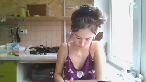Snapshot of glitter_doll chatting on 03/03/25, 12:37 glitter_doll online show from 03/03/25, 12:37