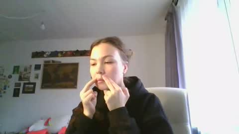 Snapshot of glitter_doll chatting on 03/05/25, 12:00 glitter_doll online show from 03/05/25, 12:00
