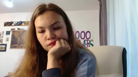 Snapshot of glitter_doll chatting on 09/10/25, 08:03 glitter_doll online show from 09/10/25, 08:03
