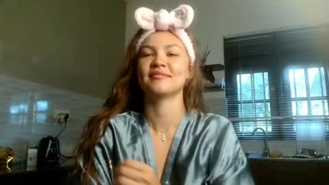 Snapshot of glitter_doll chatting on 10/25/25, 08:11 glitter_doll online show from 10/25/25, 08:11