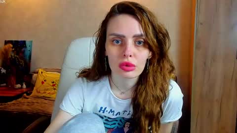 Snapshot of gloria_wood chatting on 05/14/26, 06:26 Gloria Wood online show from 05/14/26, 06:26