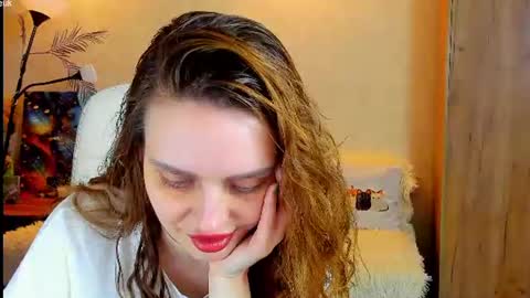 Snapshot of gloria_wood chatting on 06/19/26, 07:39 Gloria Wood online show from 06/19/26, 07:39