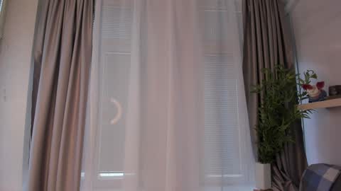 Snapshot of glowhub_ chatting on 02/20/26, 09:43 Ann Eliz and Gigi online show from 02/20/26, 09:43