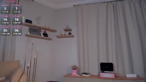 Snapshot of glowhub_ chatting on 02/26/26, 07:24 Ann Eliz and Gigi online show from 02/26/26, 07:24