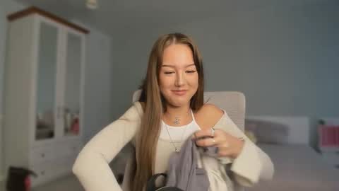 Lina online show from 10/28/25, 08:40