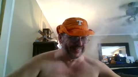 Snapshot of gobey33 chatting on 10/04/25, 05:22 IDKIDCIDGAF online show from 10/04/25, 05:22