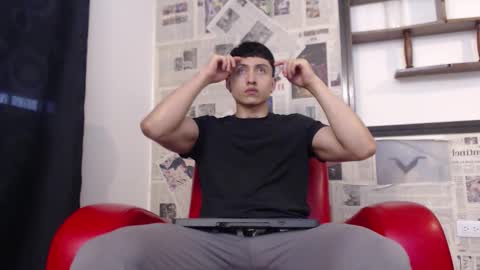 Snapshot of god_of_olympus1 chatting on 12/16/25, 12:43 steven online show from 12/16/25, 12:43