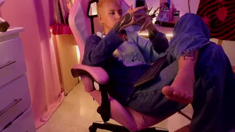 Snapshot of goddess_vee_ chatting on 04/22/26, 05:54 vee online show from 04/22/26, 05:54