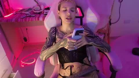 Snapshot of goddess_vee_ chatting on 05/27/26, 01:57 vee online show from 05/27/26, 01:57