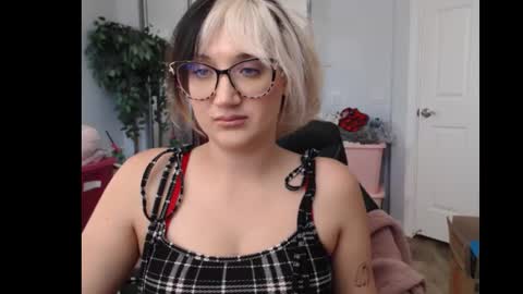 Snapshot of goddessemmy chatting on 11/03/25, 09:27 Goddess Emmy online show from 11/03/25, 09:27