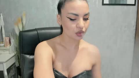 Snapshot of goddessmiaa chatting on 02/08/25, 11:33 Mistress online show from 02/08/25, 11:33