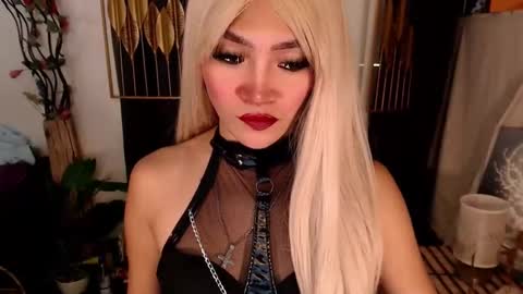 Snapshot of goddessquinnie chatting on 03/02/25, 01:47 quinnie online show from 03/02/25, 01:47