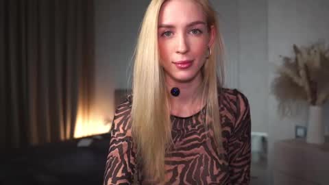 Snapshot of gold_blond chatting on 02/18/25, 06:15 Olivia online show from 02/18/25, 06:15