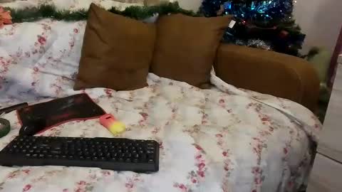 Snapshot of gold_womanx9 chatting on 12/14/25, 10:25 Ani online show from 12/14/25, 10:25