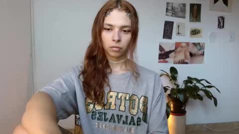 Snapshot of golden_alaska chatting on 12/19/25, 01:07 Alaska online show from 12/19/25, 01:07