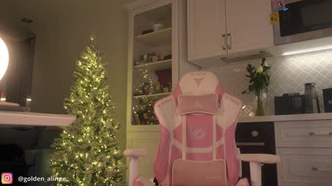 Snapshot of golden_alinee chatting on 01/09/25, 08:33 Aline meow online show from 01/09/25, 08:33