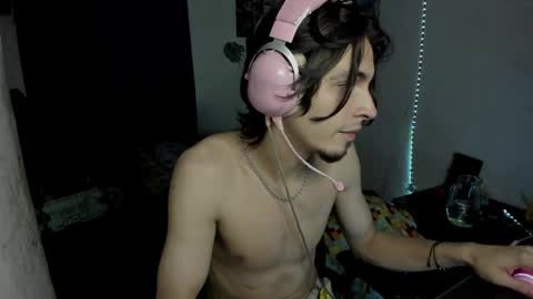 Snapshot of golden_ryan chatting on 05/20/26, 06:25 Jmmmm online show from 05/20/26, 06:25