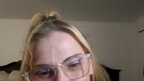 Snapshot of goldendoll1704 chatting on 06/08/26, 01:28 goldendoll1704 online show from 06/08/26, 01:28
