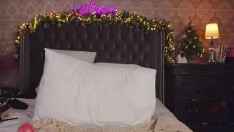 Snapshot of goldenmoore chatting on 01/01/25, 12:22 Anna online show from 01/01/25, 12:22