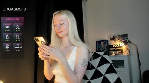 Snapshot of goodg_oddamn chatting on 12/14/24, 08:18 SOPHIE online show from 12/14/24, 08:18