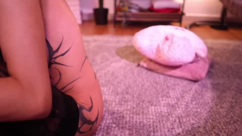 Snapshot of goth_dolll chatting on 01/09/25, 11:13 sophie Special celebration a the beach 300k followers 3011 and 0112 online show from 01/09/25, 11:13