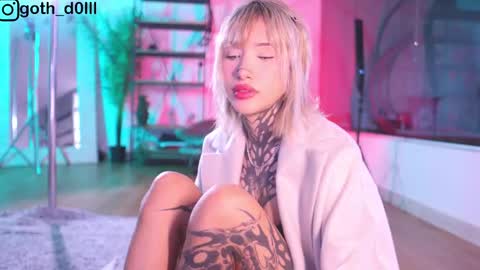 Snapshot of goth_dolll chatting on 02/24/25, 10:14 sophie Special celebration a the beach 300k followers 3011 and 0112 online show from 02/24/25, 10:14