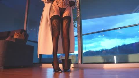 Snapshot of goth_dolll chatting on 03/08/25, 11:18 sophie Special celebration a the beach 300k followers 3011 and 0112 online show from 03/08/25, 11:18