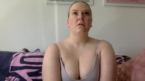 Snapshot of graceloves69 chatting on 04/22/26, 12:07 Grace Loves online show from 04/22/26, 12:07