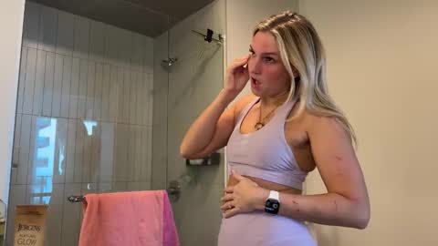 Snapshot of graciemae_baexx chatting on 11/21/25, 08:18 Gracie Mae online show from 11/21/25, 08:18