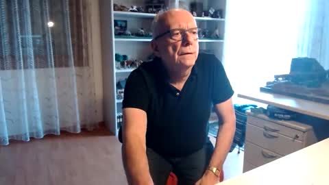 Snapshot of grandpach chatting on 02/21/25, 11:22 grandpach online show from 02/21/25, 11:22