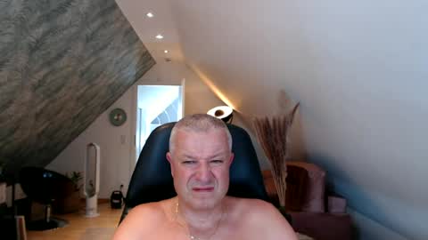 grau197077 online show from 06/30/26, 10:05