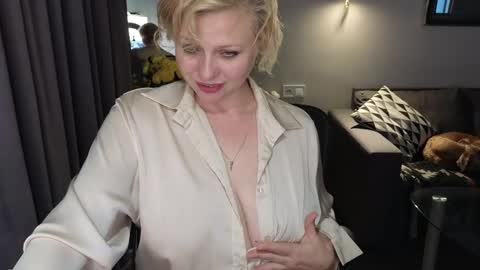 Snapshot of gray_swann chatting on 02/19/25, 12:44 Ray online show from 02/19/25, 12:44