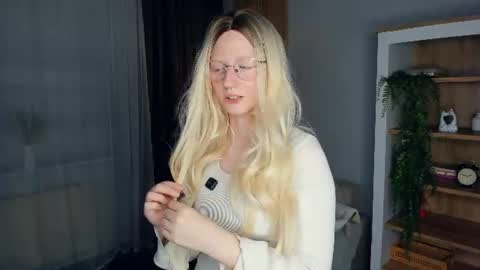 Snapshot of graycewelborn chatting on 07/13/26, 10:23 Scarlet online show from 07/13/26, 10:23
