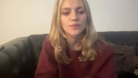 Snapshot of greeneyeddream129 chatting on 12/15/24, 06:07 mila 3 online show from 12/15/24, 06:07