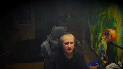 Snapshot of greenlungs8195 chatting on 11/16/25, 05:18 Greenlungs8195 online show from 11/16/25, 05:18