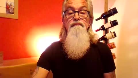 Snapshot of grybear60 chatting on 11/24/25, 07:19 Grybear online show from 11/24/25, 07:19