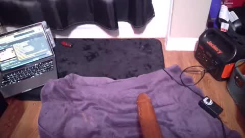 Snapshot of gswaze12 chatting on 11/08/25, 06:13 GSwaze online show from 11/08/25, 06:13