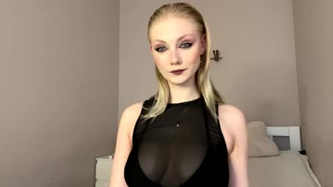 Snapshot of guessmygame chatting on 04/10/26, 06:18 Vanessa online show from 04/10/26, 06:18