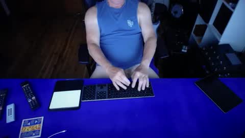 Snapshot of guesswhatigot2 chatting on 02/21/25, 10:50 guesswhatigot2 online show from 02/21/25, 10:50