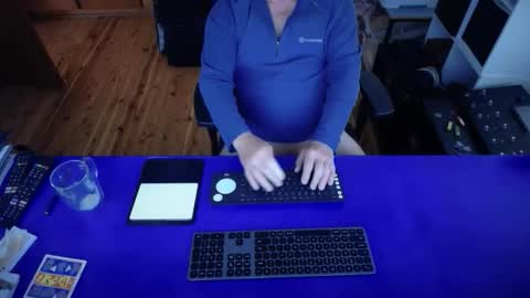 Snapshot of guesswhatigot2 chatting on 09/27/25, 01:43 guesswhatigot2 online show from 09/27/25, 01:43