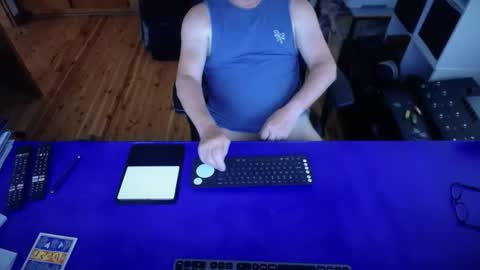 Snapshot of guesswhatigot2 chatting on 10/11/25, 04:12 guesswhatigot2 online show from 10/11/25, 04:12