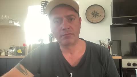 Snapshot of guil0 chatting on 10/04/25, 06:17 guil0 online show from 10/04/25, 06:17