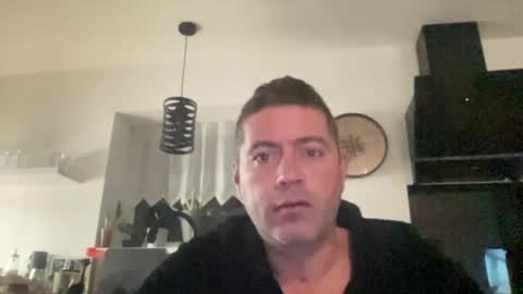 Snapshot of guil0 chatting on 10/14/25, 08:48 guil0 online show from 10/14/25, 08:48